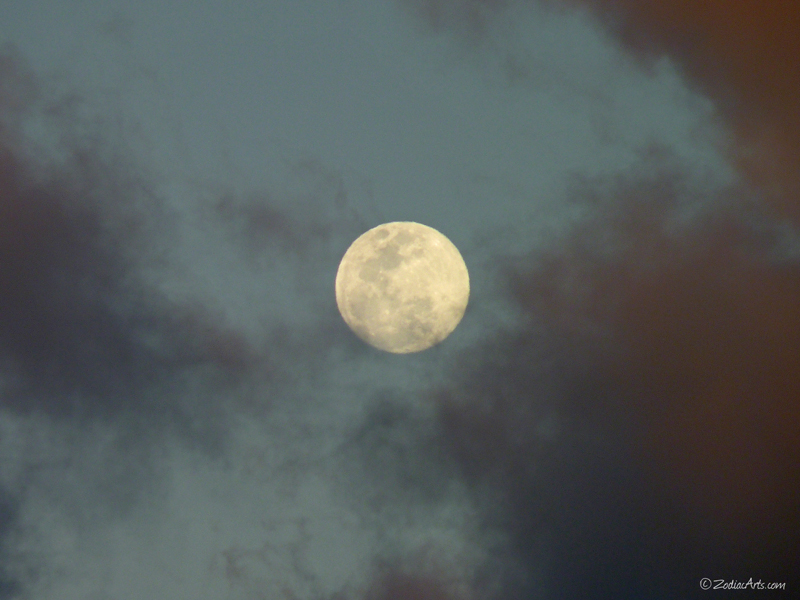 20160420-1848-P1310091-Moon5-Clouds