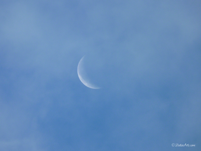 20160531-0629-P1320378-Moon7-8-Clouds